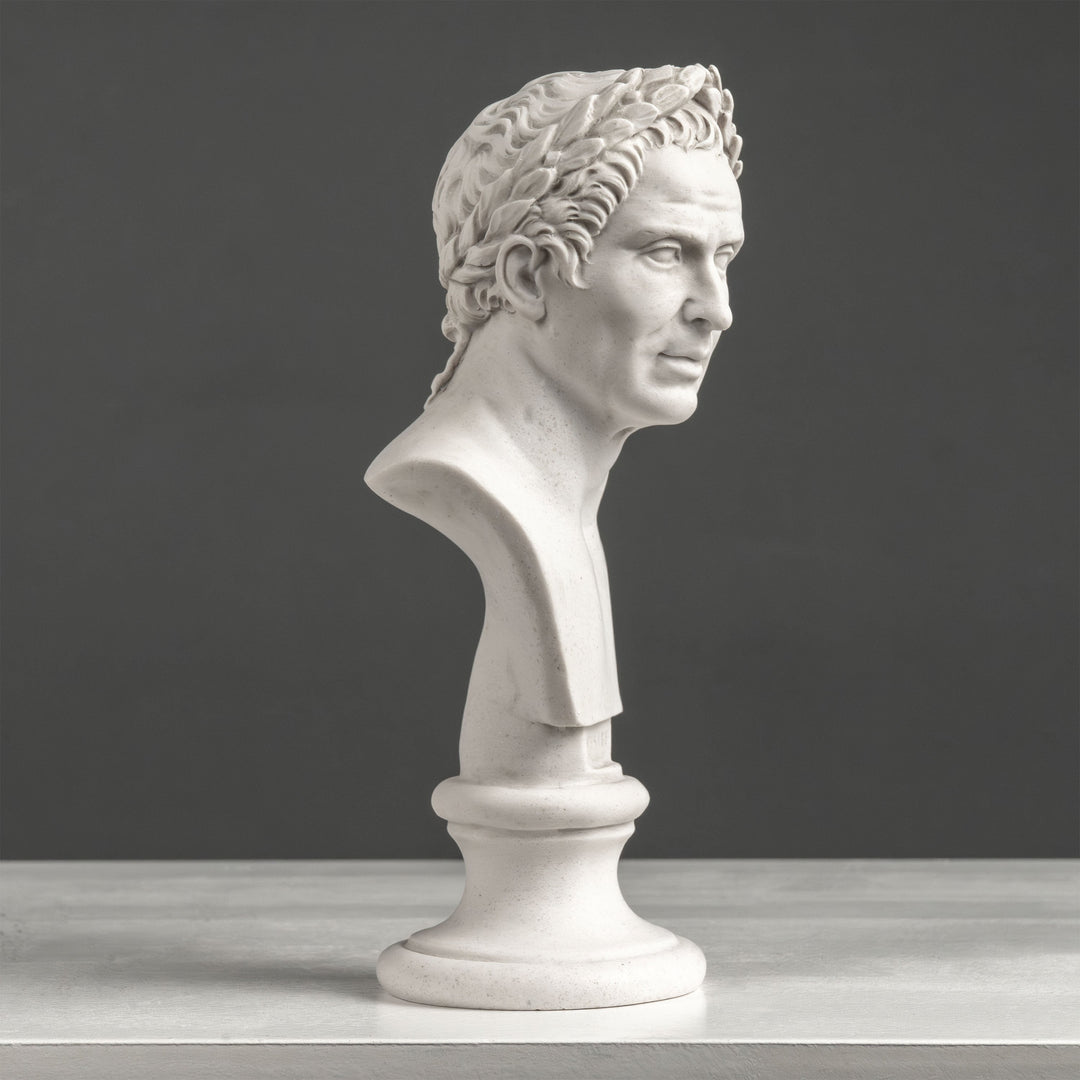 Julius Caesar Mellszobor – Győzelmi babérkoszorúval