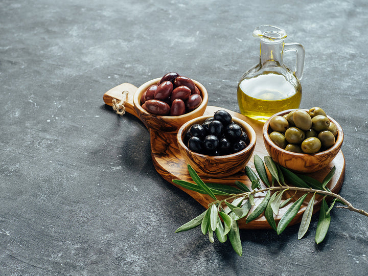 Kézműves olajfa vágódeszka szett nyéllel – egyedi formájú (2 db-os)