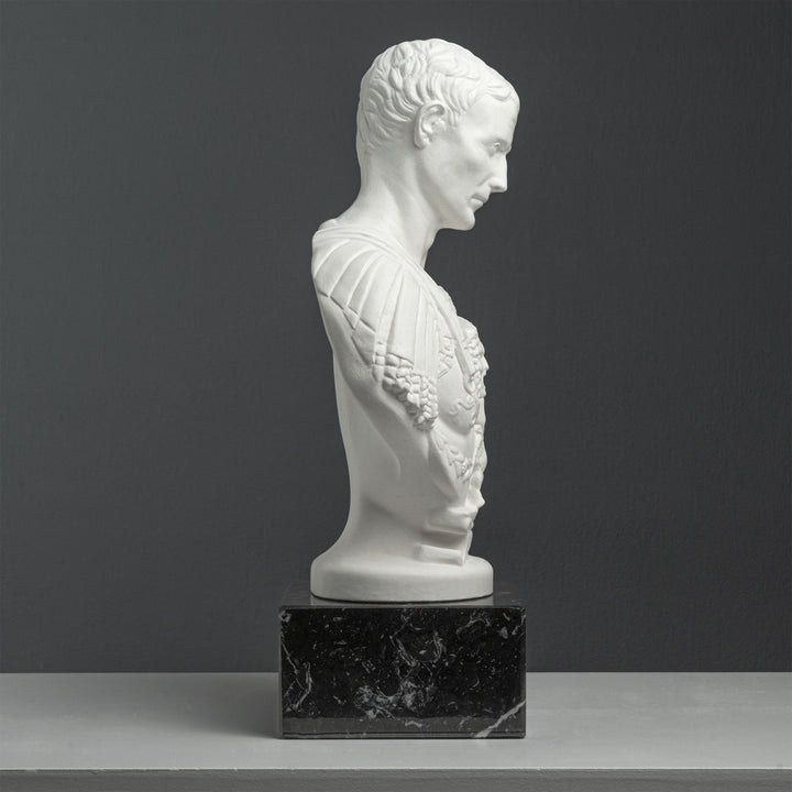 Julius Caesar díszpáncélos mellszobra –  Andrea Ferrucci nyomán (Fekete márvány talapzaton)