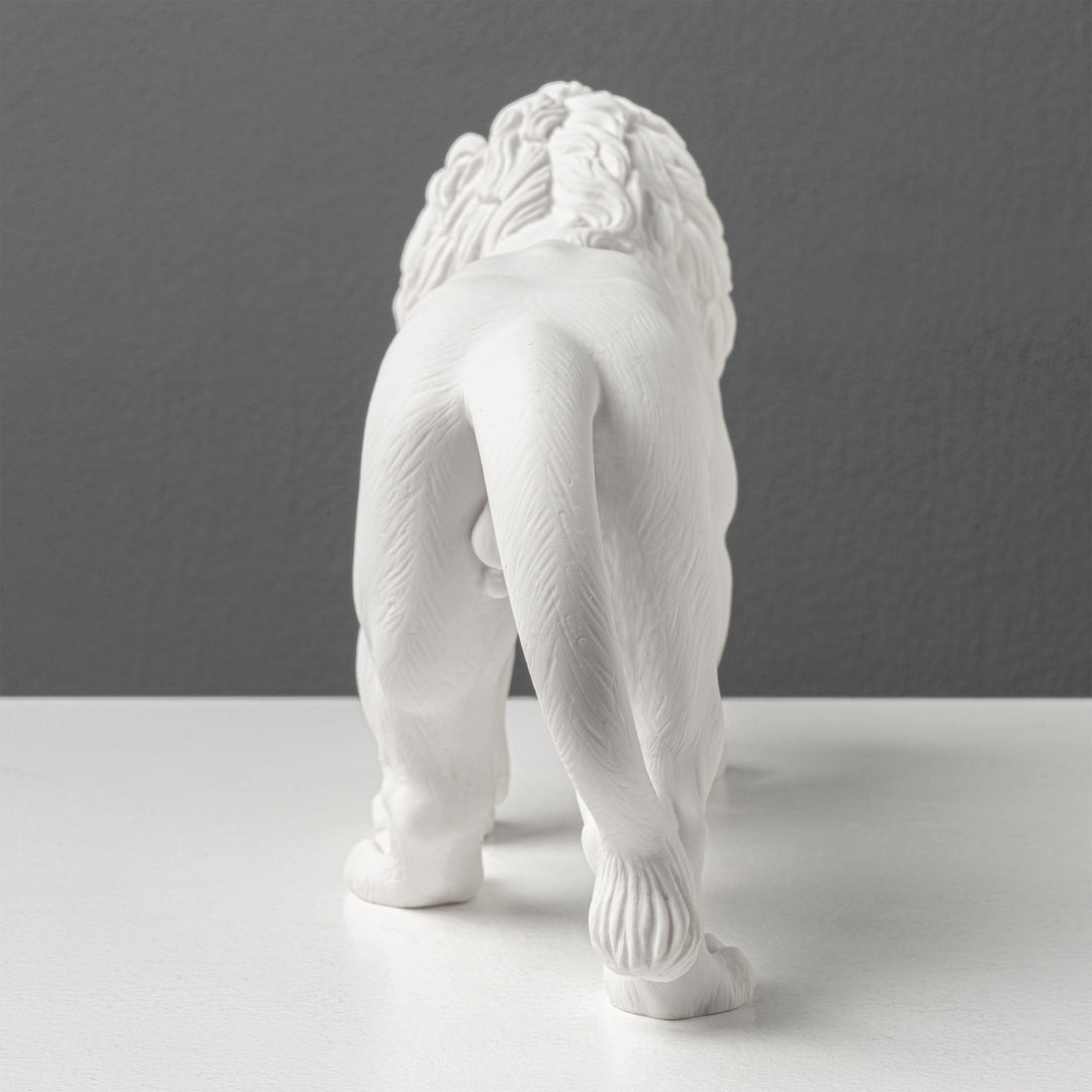 Fenséges oroszlán szobor — álló pózban