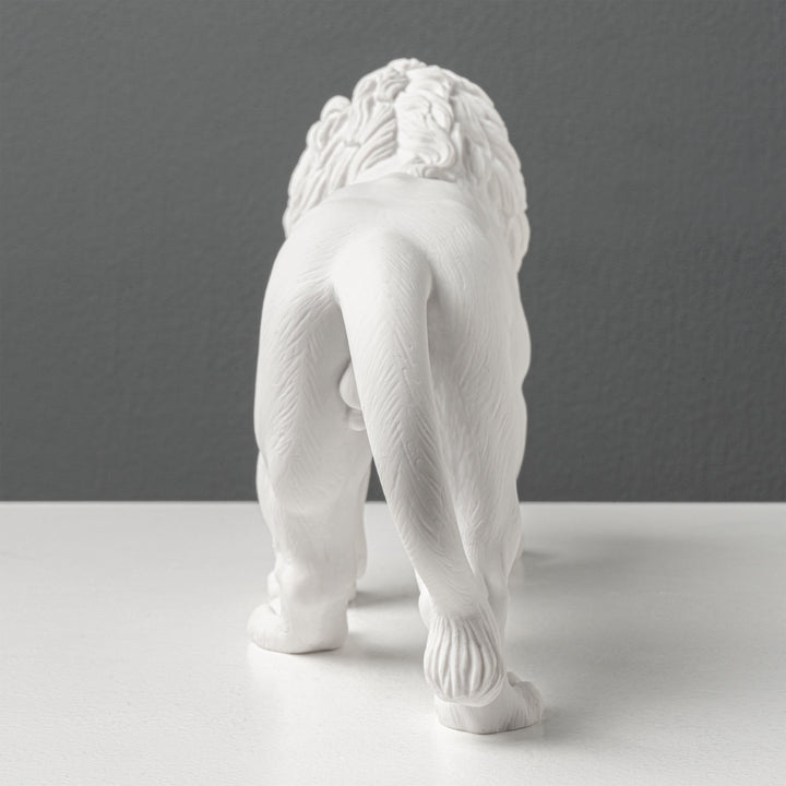 Fenséges oroszlán szobor — álló pózban