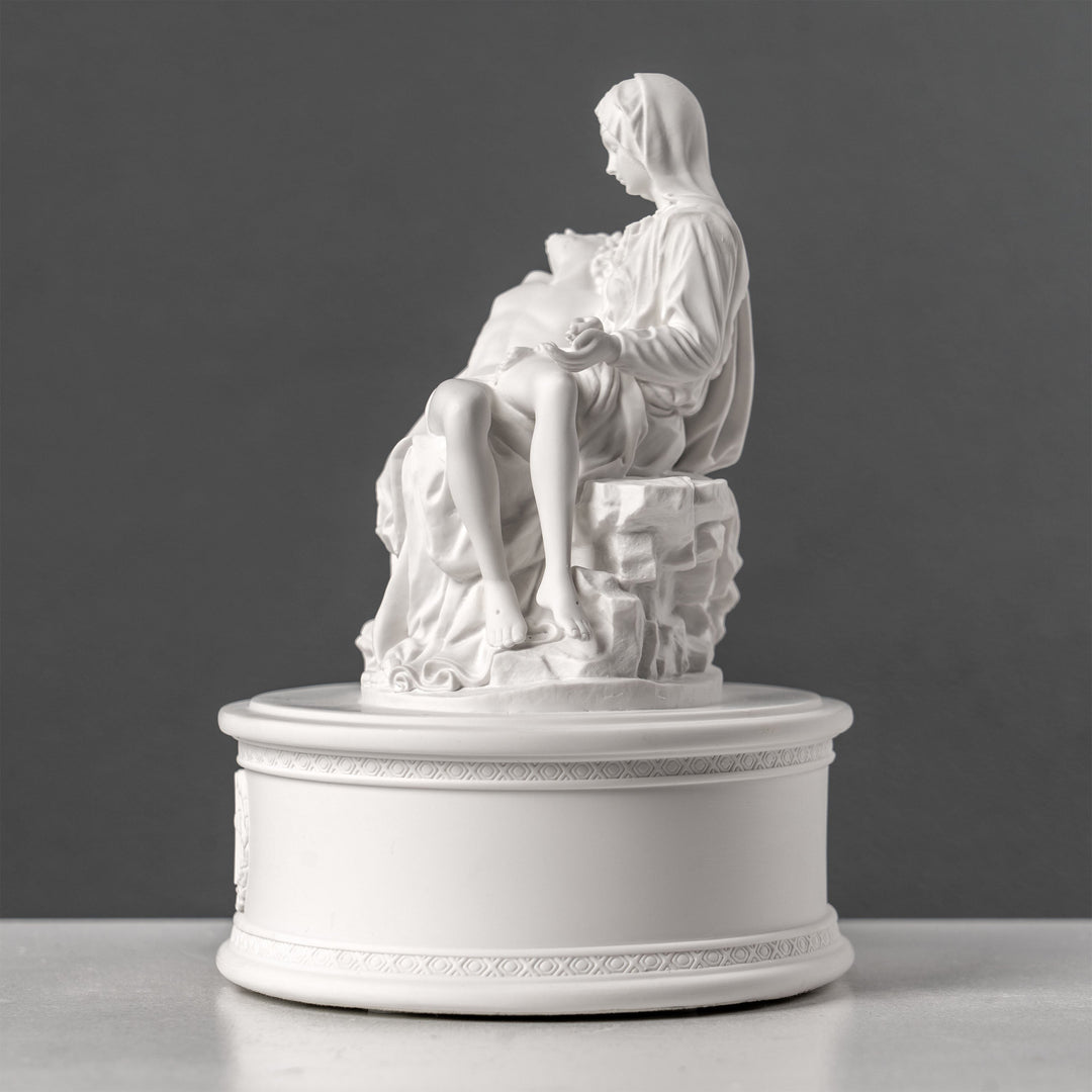 Michelangelo Pietàja – díszes emlékurna (Fehér műgyanta szobor)