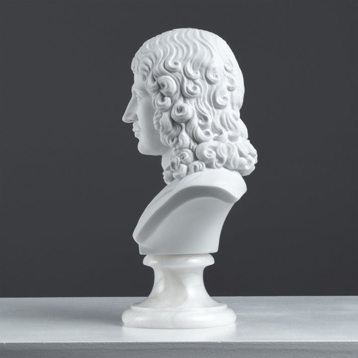 Molière mellszobor — a francia komédia mestere