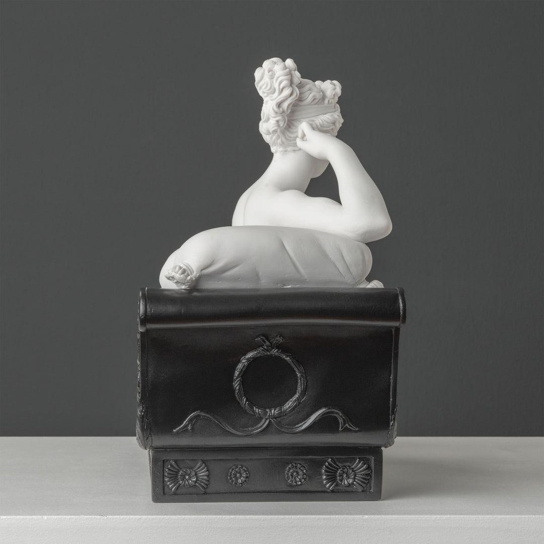 Vénusz Victrix (Pauline Bonaparte) szobra — fekete talapzaton