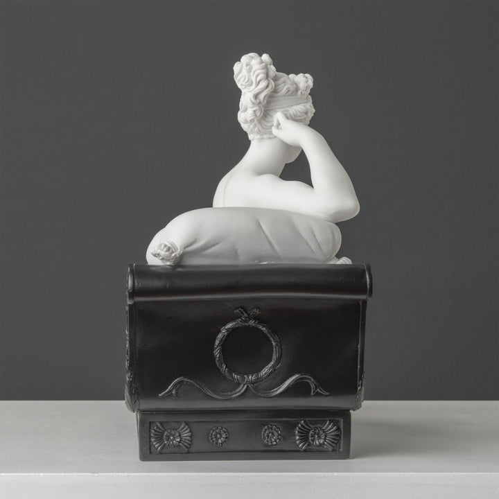 Vénusz Victrix (Pauline Bonaparte) szobra — fekete talapzaton