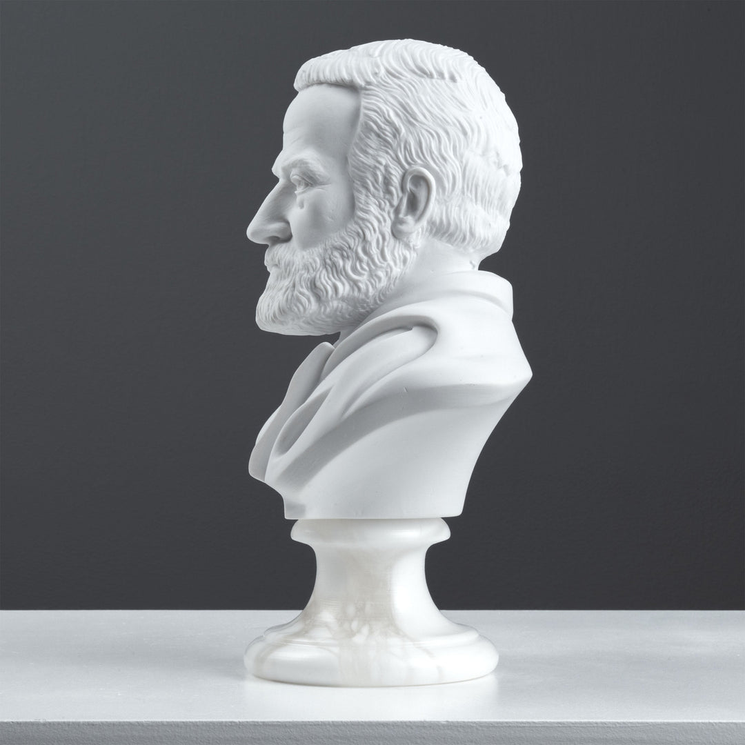 Victor Hugo mellszobor — a francia romantika mestere