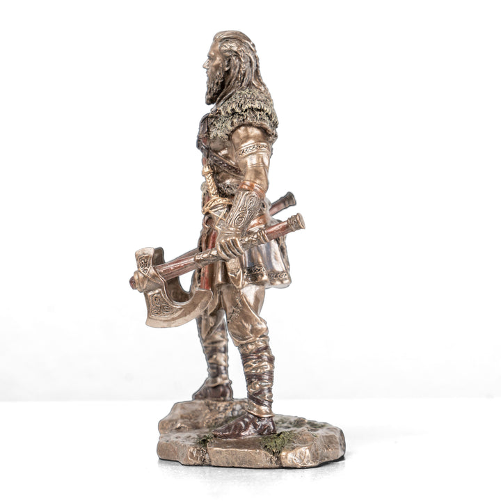 Viking harcos szobor két fejszével (Hidegen öntött bronz szobor)
