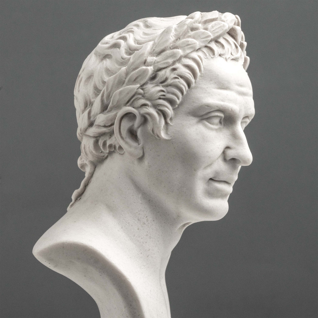 Julius Caesar Mellszobor – Győzelmi babérkoszorúval