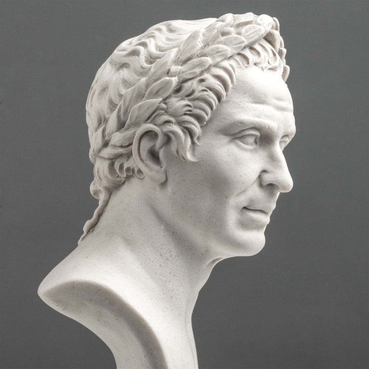 Julius Caesar Mellszobor – Győzelmi babérkoszorúval