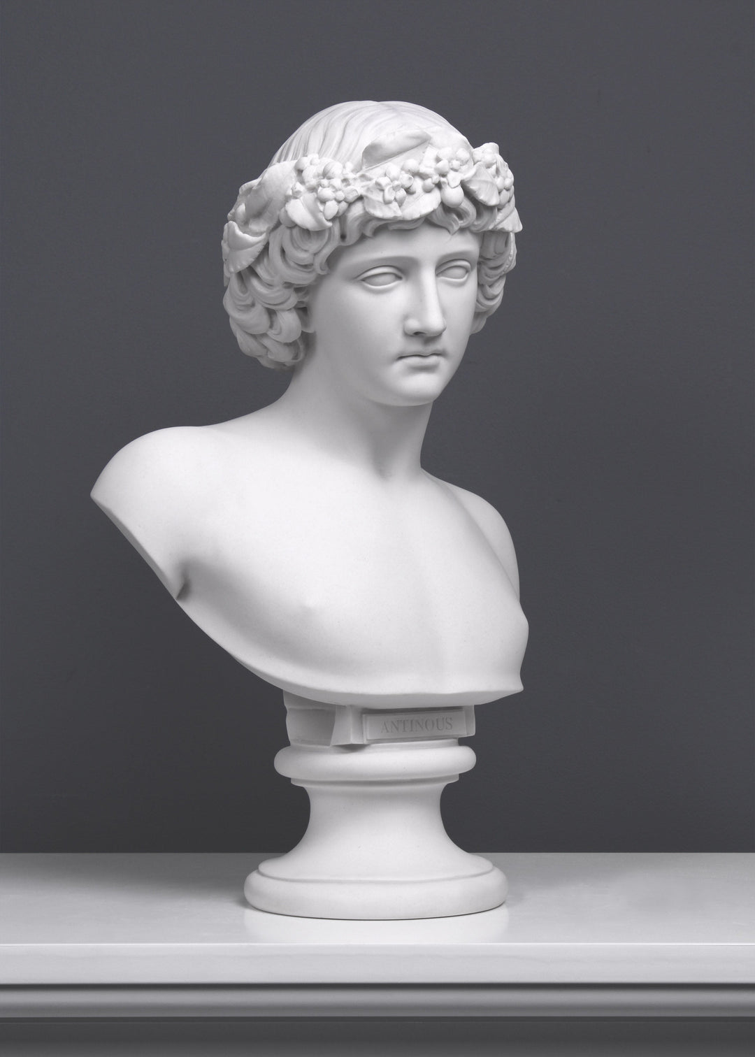 Antinous koszorúval mellszobor