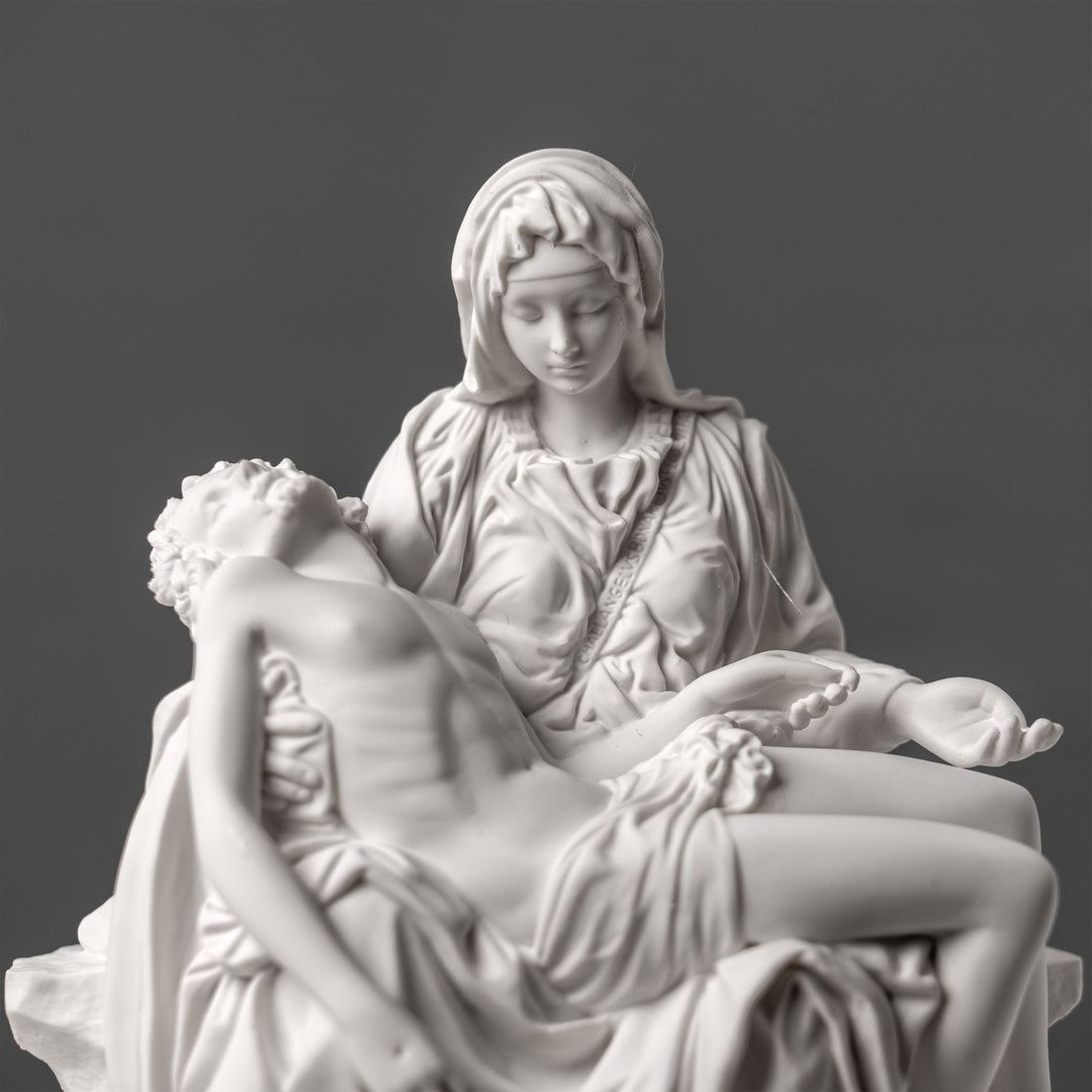 Michelangelo Pietàja – díszes emlékurna (Fehér műgyanta szobor)
