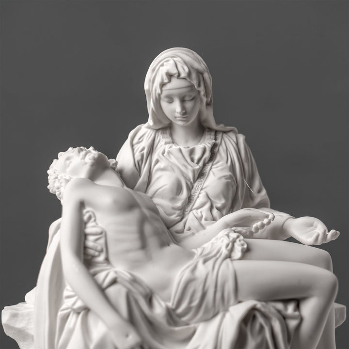 Michelangelo Pietàja – díszes emlékurna (Fehér műgyanta szobor)