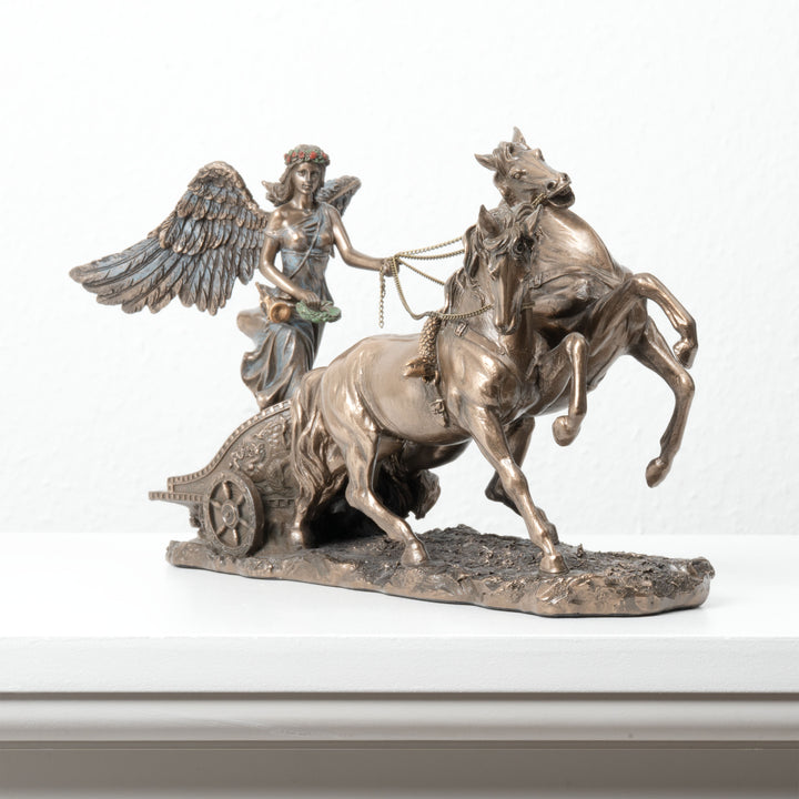 Niké Szobor Diadalszekéren (A győzelem istennője – Hidegen öntött bronz szobor)