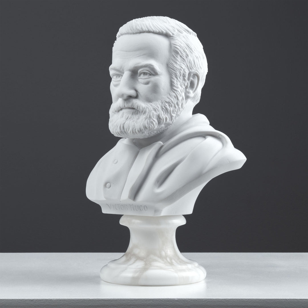 Victor Hugo mellszobor — a francia romantika mestere