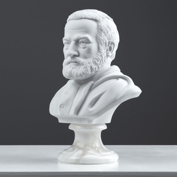 Victor Hugo mellszobor — a francia romantika mestere