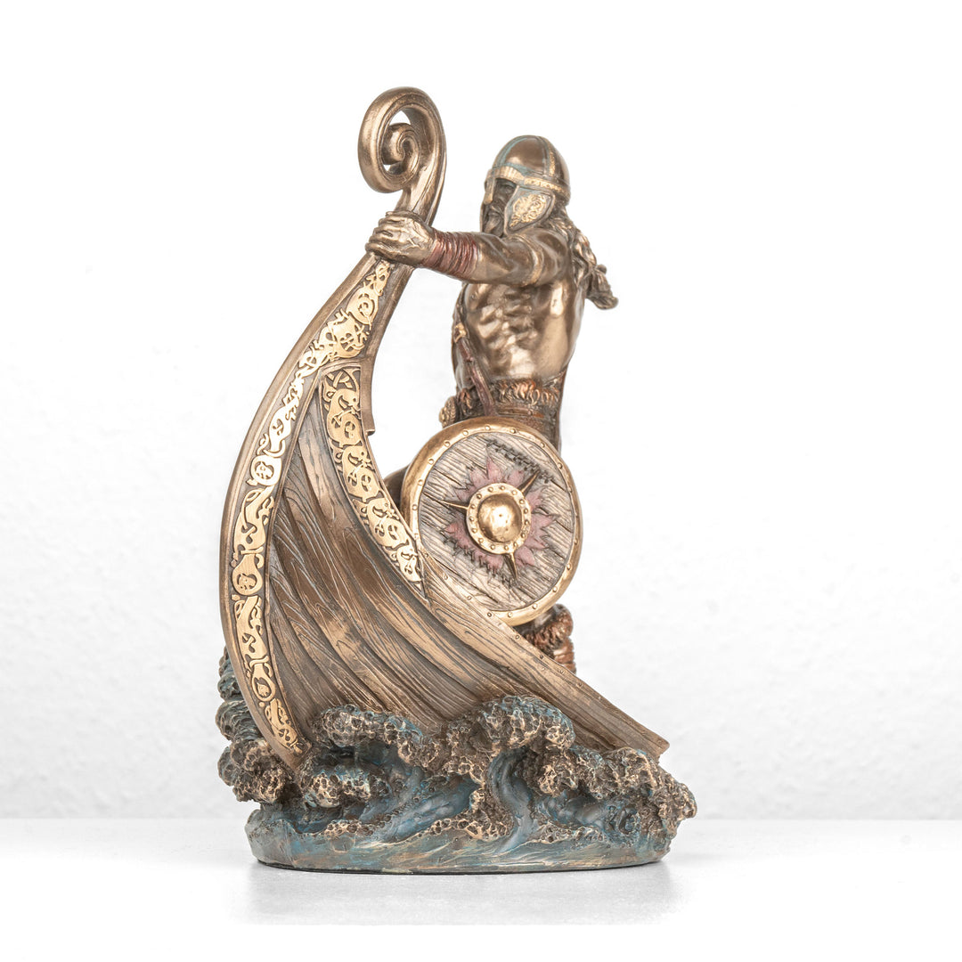 Viking harcos szobor karddal és drakkarral (Hidegen öntött bronz szobor)