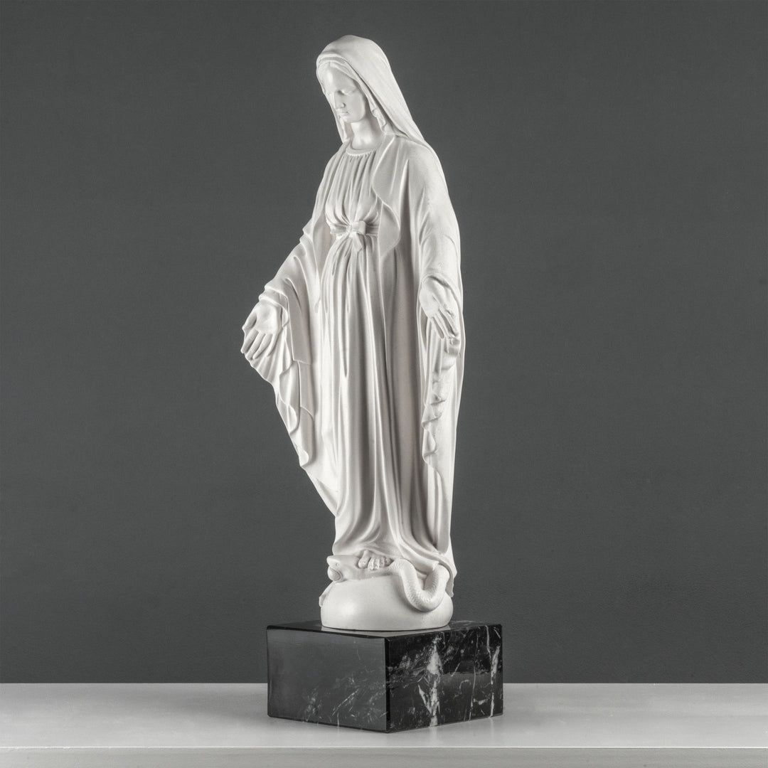 Szűz Mária Szobor – Kegyelmes Szűzanya (Fekete márvány talapzaton)