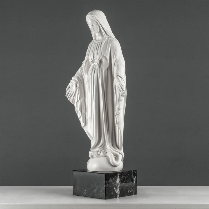Szűz Mária Szobor – Kegyelmes Szűzanya (Fekete márvány talapzaton)