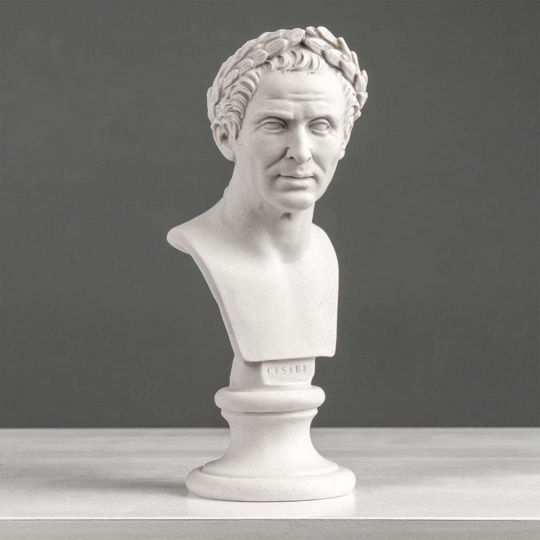 Julius Caesar Mellszobor – Győzelmi babérkoszorúval