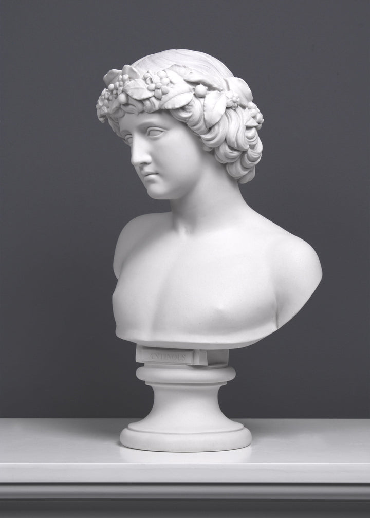 Antinous koszorúval mellszobor