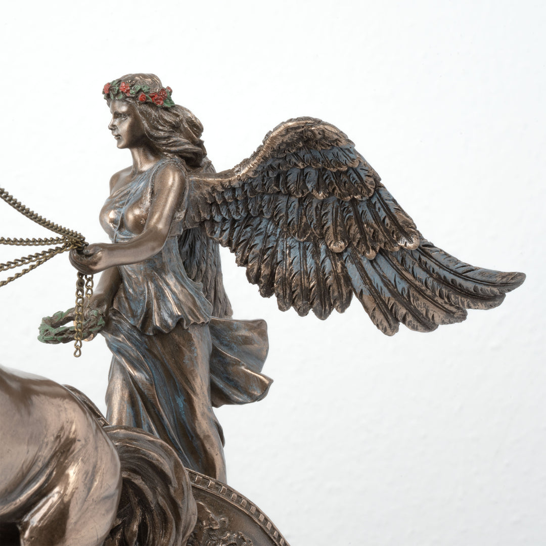 Niké Szobor Diadalszekéren (A győzelem istennője – Hidegen öntött bronz szobor)