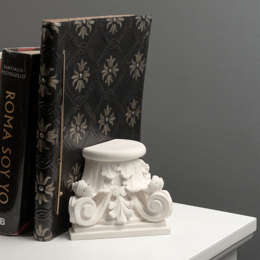 Római kapitell könyvtámasz – Klasszikus építészet ihlette darab