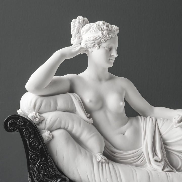 Vénusz Victrix (Pauline Bonaparte) szobra — fekete talapzaton