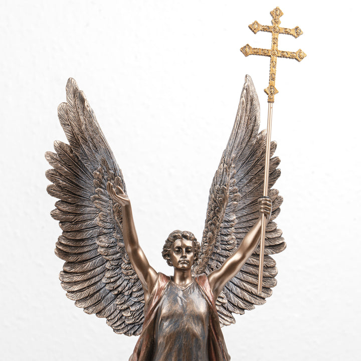 Szent Gábriel arkangyal szobra pátriárkakereszttel (Hidegen öntött bronz szobor)
