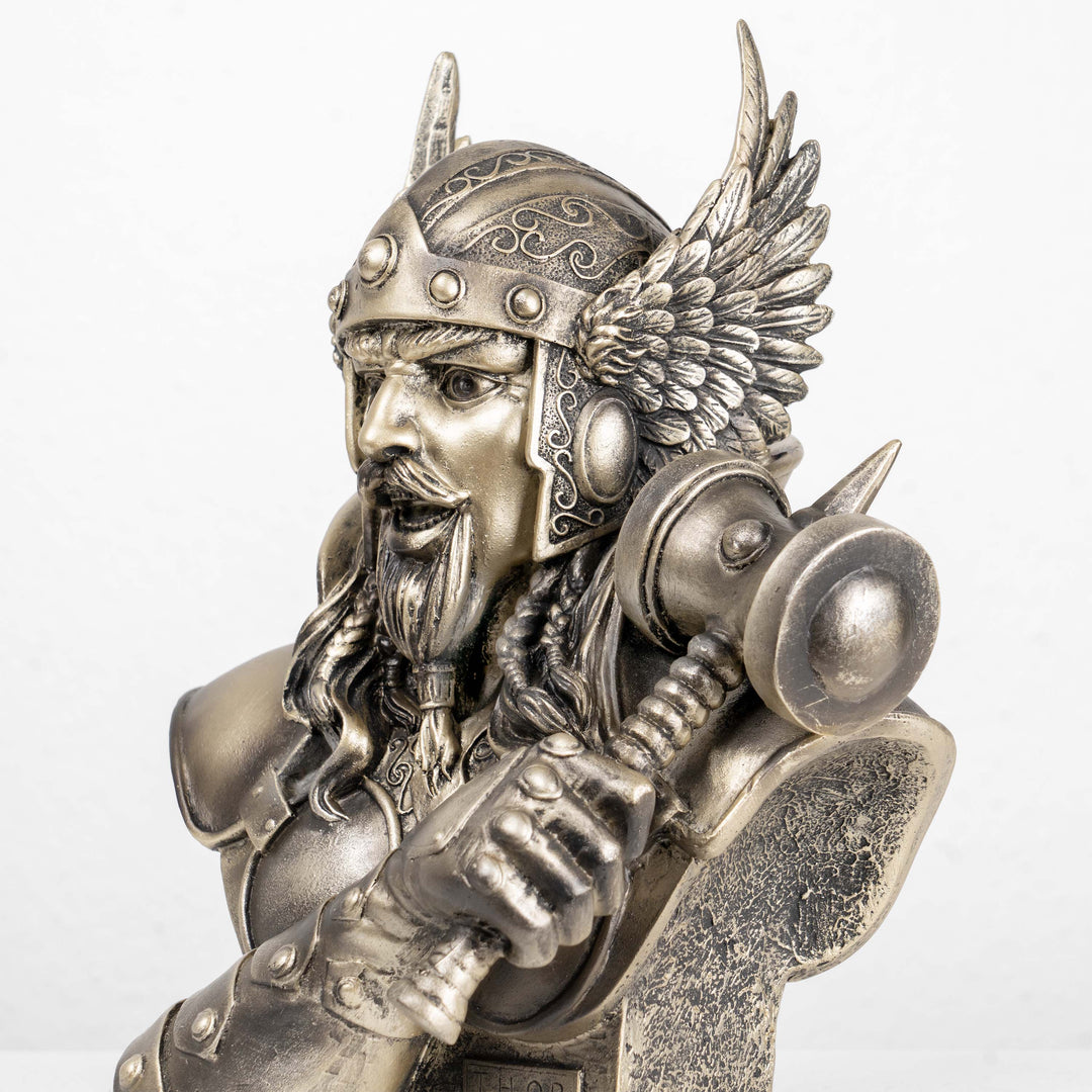 Thor mellszobor — A mennydörgés északi istene Mjölnirrel (Hidegen öntött bronz szobor)