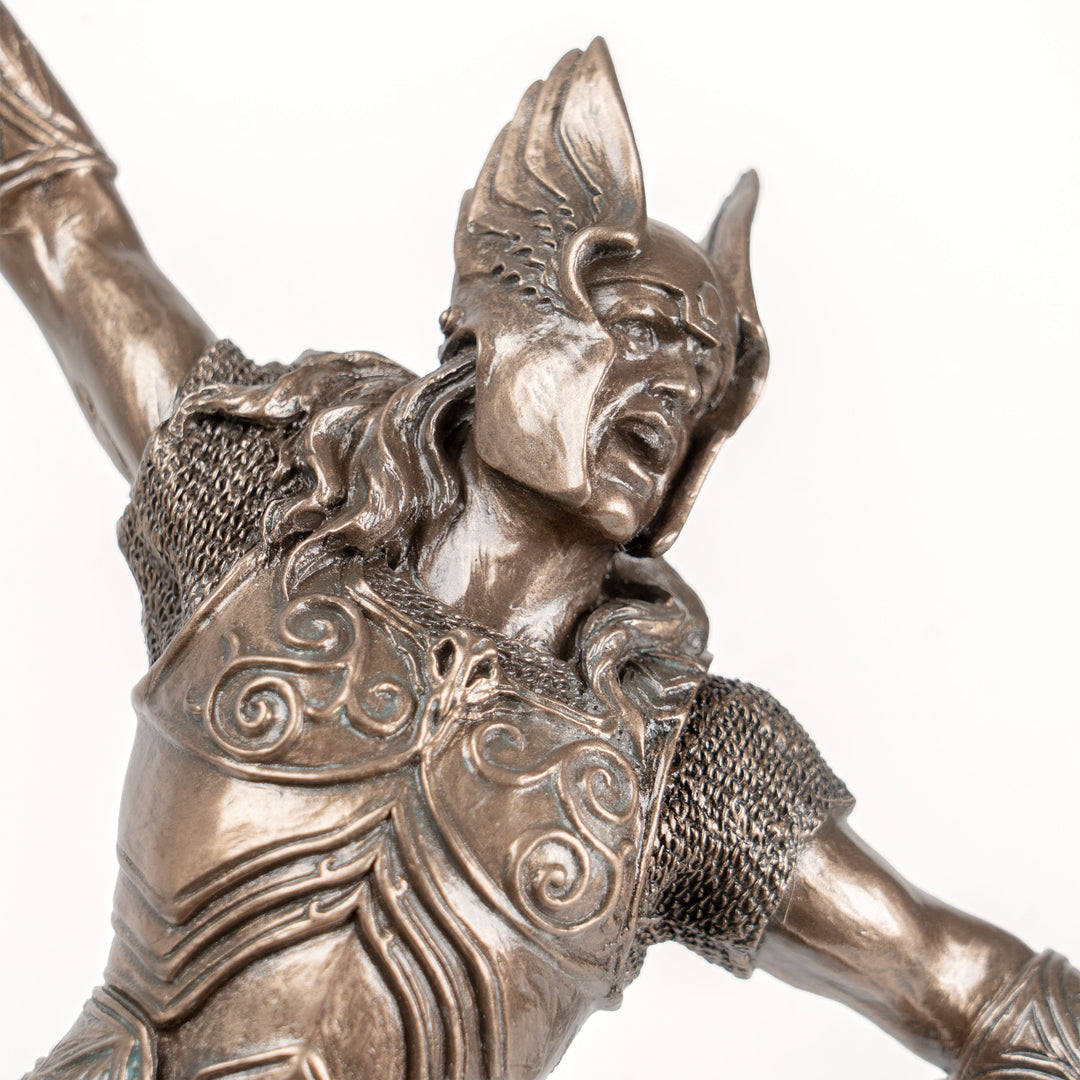 Thor szobor — A mennydörgés északi istene Mjölnirrel (Hidegen öntött bronz szobor)