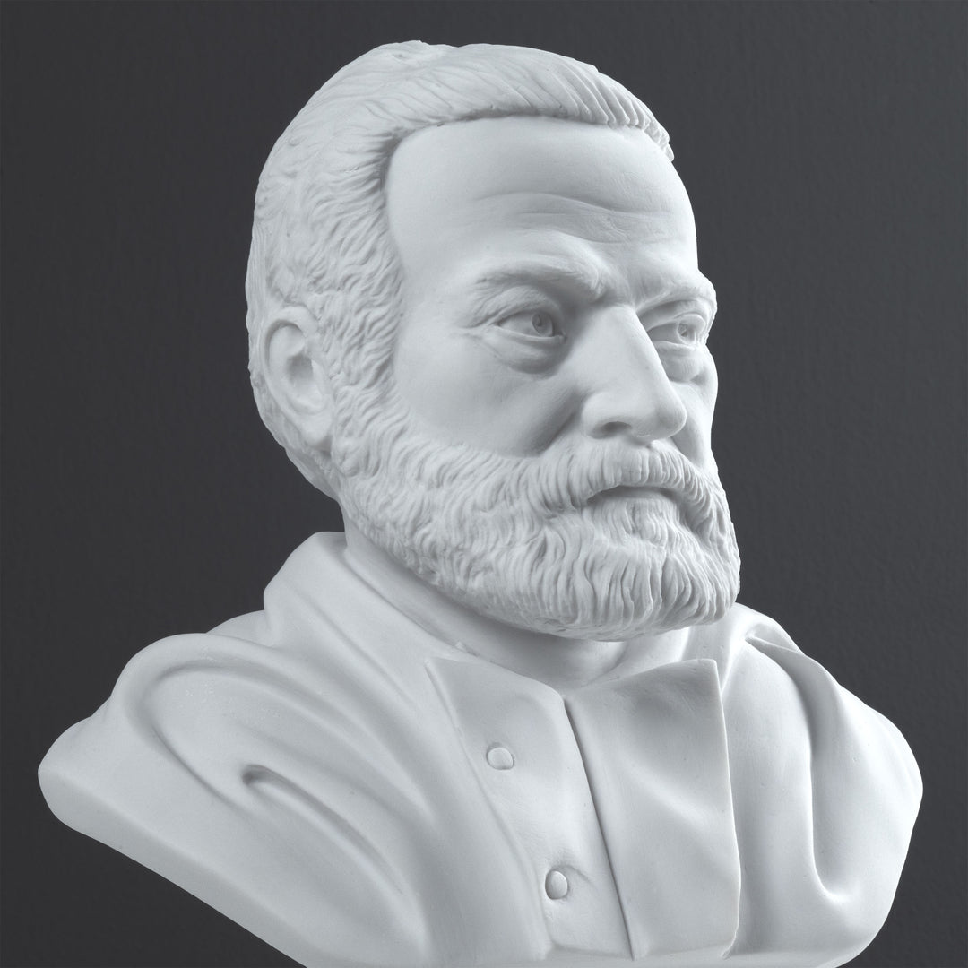 Victor Hugo mellszobor — a francia romantika mestere