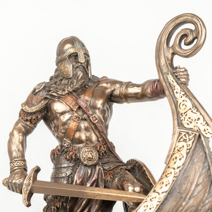 Viking harcos szobor karddal és drakkarral (Hidegen öntött bronz szobor)
