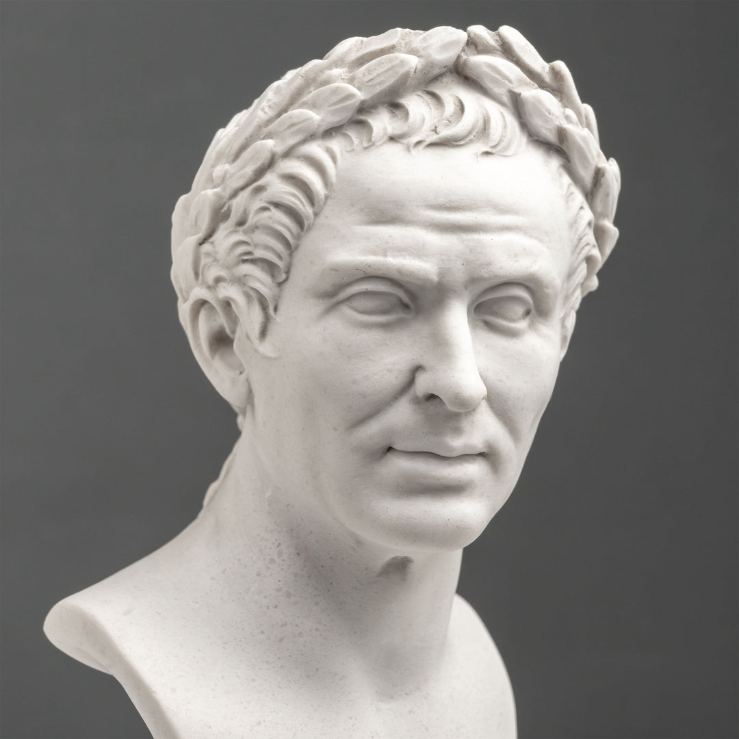 Julius Caesar Mellszobor – Győzelmi babérkoszorúval