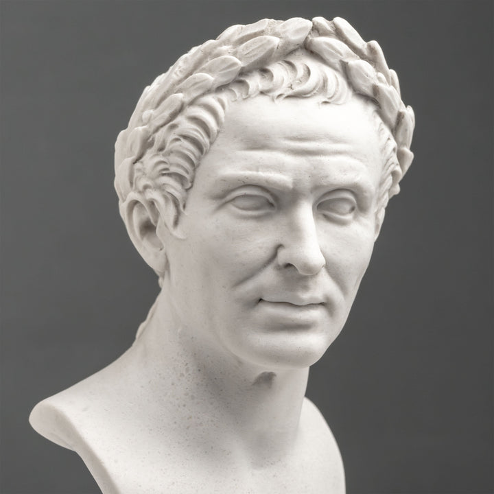 Julius Caesar Mellszobor – Győzelmi babérkoszorúval