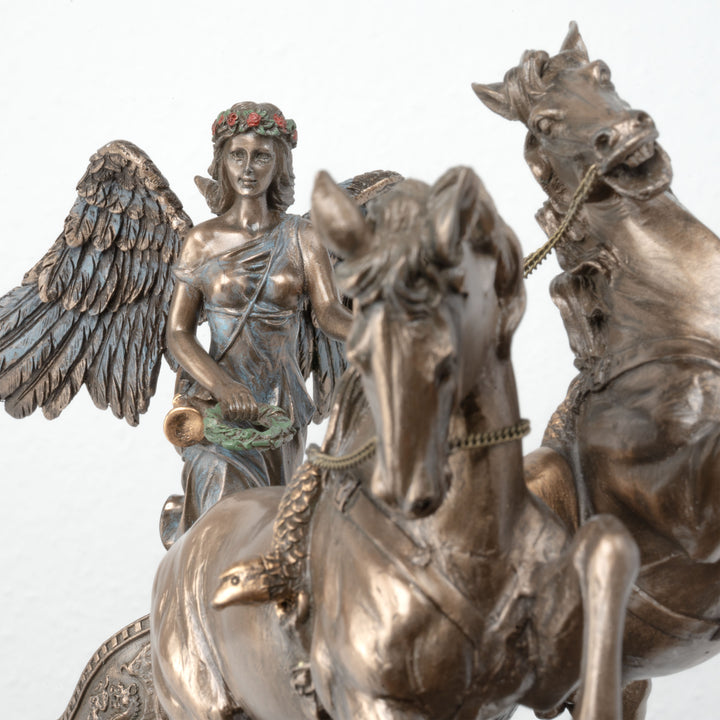 Niké Szobor Diadalszekéren (A győzelem istennője – Hidegen öntött bronz szobor)