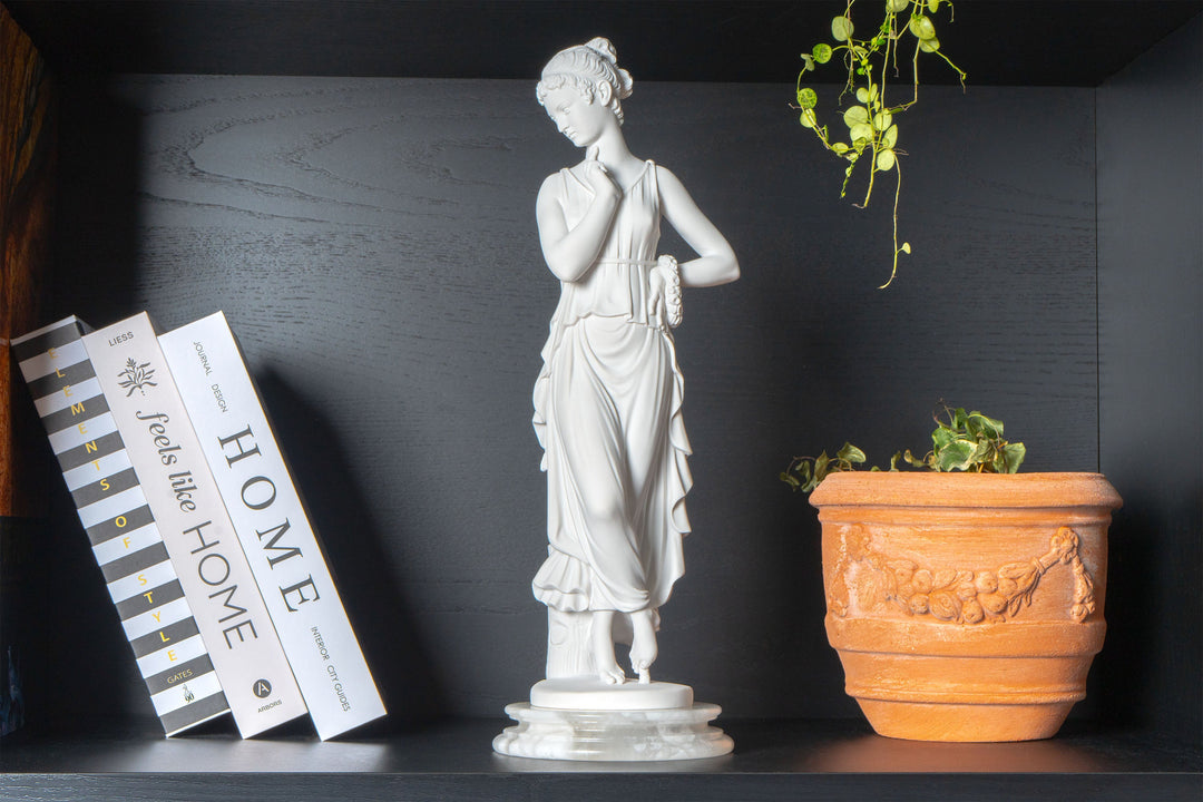 Táncosnő szobra ujjával az állán – Antonio Canovától