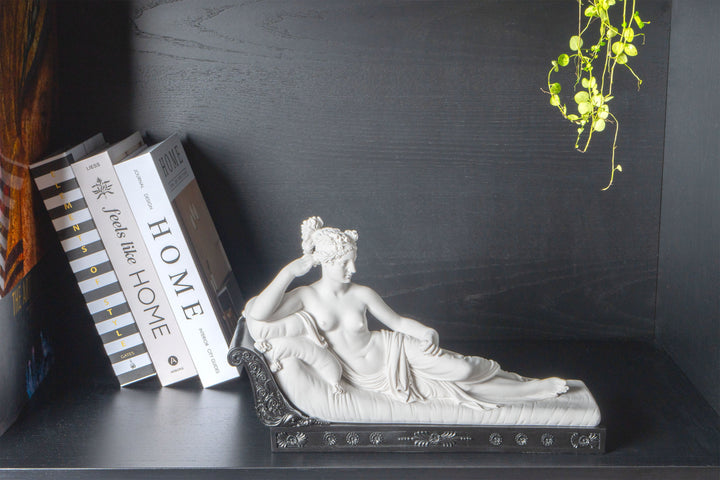 Vénusz Victrix (Pauline Bonaparte) szobra — fekete talapzaton