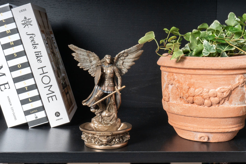 Szent Mihály arkangyal szobra szenteltvíztartóval – A menny védelmezője (Hidegen öntött bronz szobor)