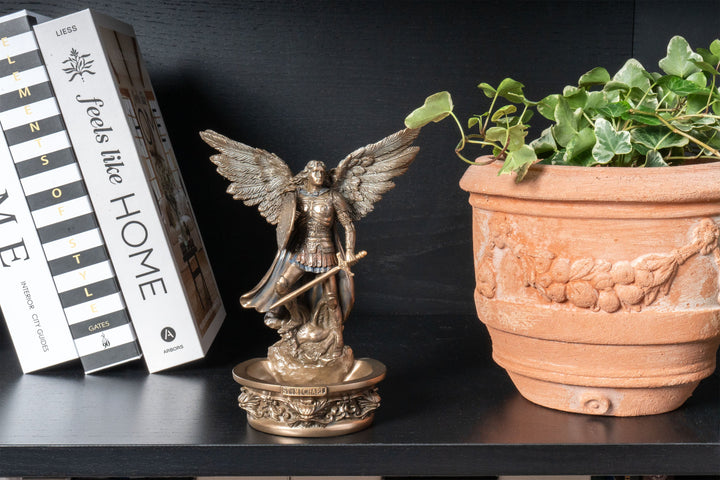 Szent Mihály arkangyal szobra szenteltvíztartóval – A menny védelmezője (Hidegen öntött bronz szobor)