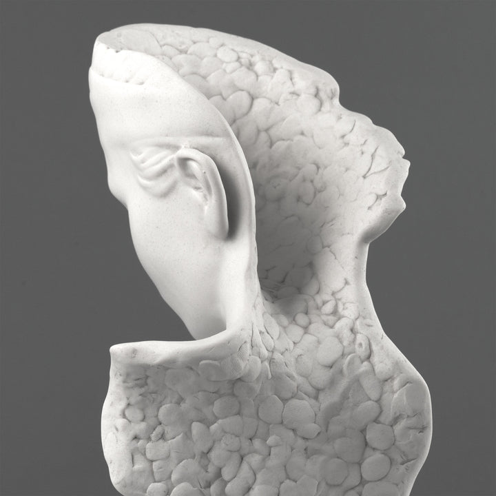 Harmónia Mellszobor – Fiatal hölgy modern ábrázolása