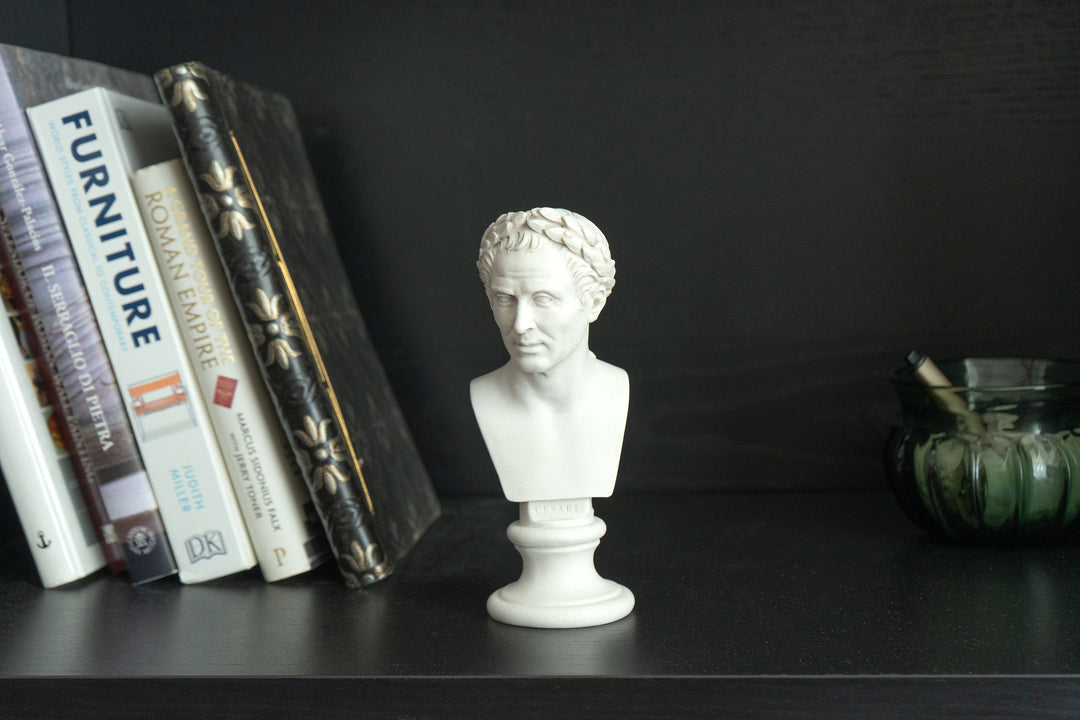 Julius Caesar Mellszobor – Győzelmi babérkoszorúval