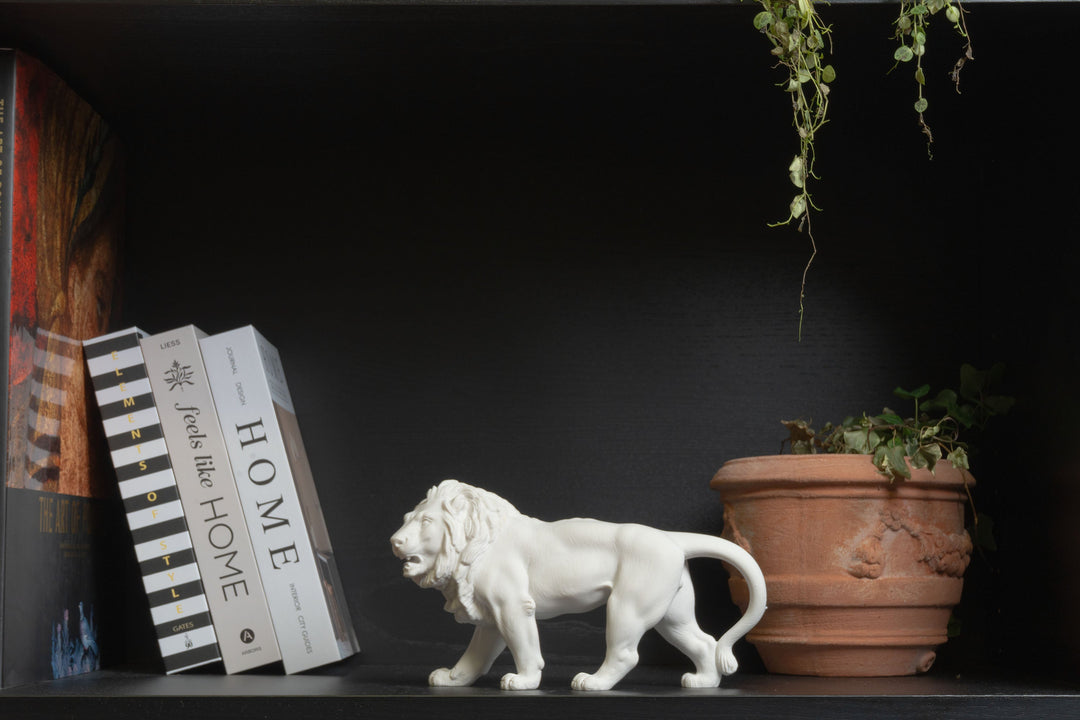 Fenséges oroszlán szobor — álló pózban