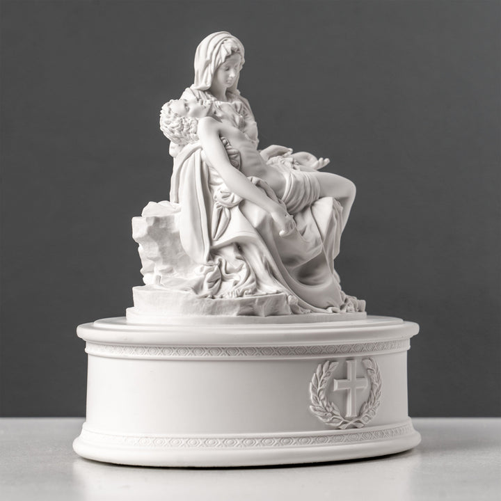 Michelangelo Pietàja – díszes emlékurna (Fehér műgyanta szobor)