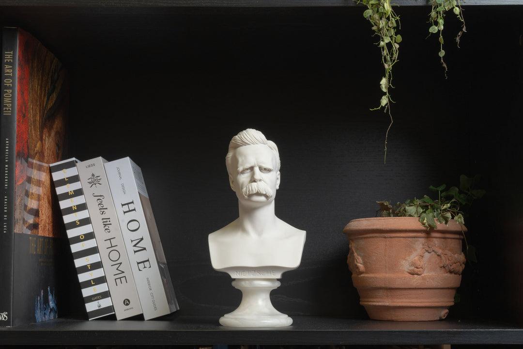 Friedrich Nietzsche mellszobor — az egzisztencializmus megújítója