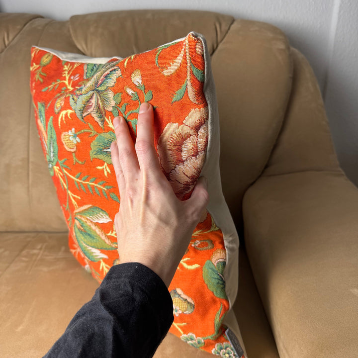 Narancssárga párnahuzat bazsarózsa mintával, botanikai design a Toile de Jouy Múzeumból (jacquard szövés)