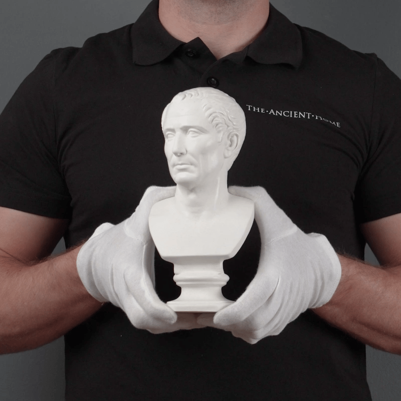 Julius Caesar mellszobor