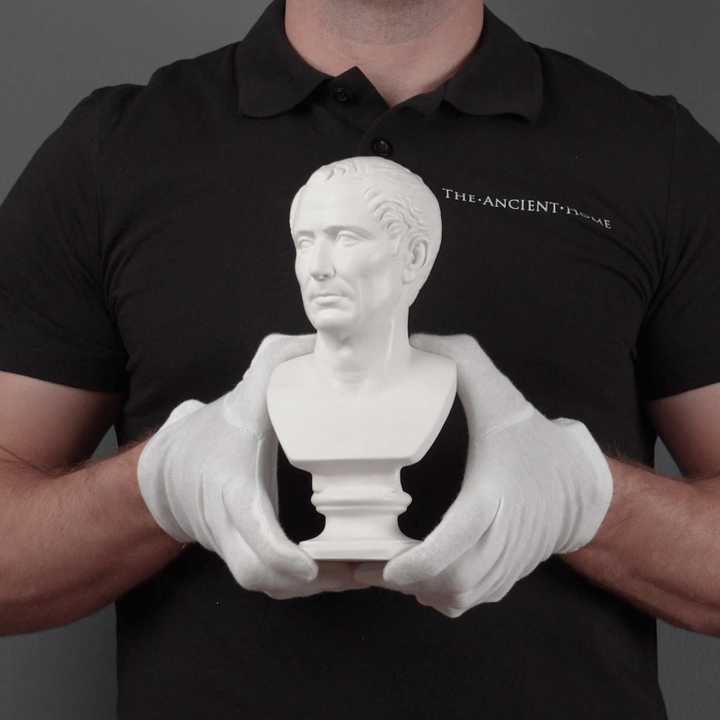 Julius Caesar mellszobor