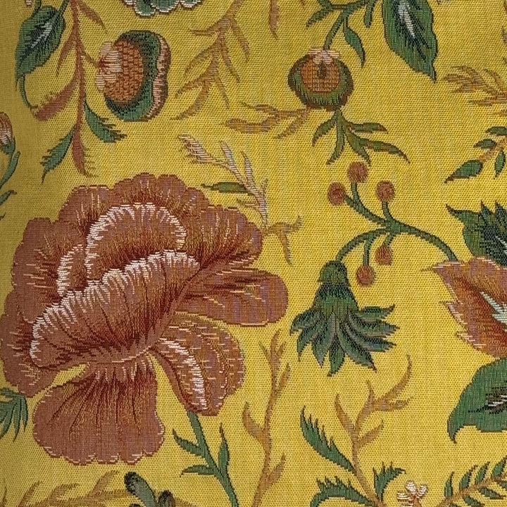 Sárga párnahuzat bazsarózsa mintával, botanikai design a Toile de Jouy Múzeumból (jacquard szövés)