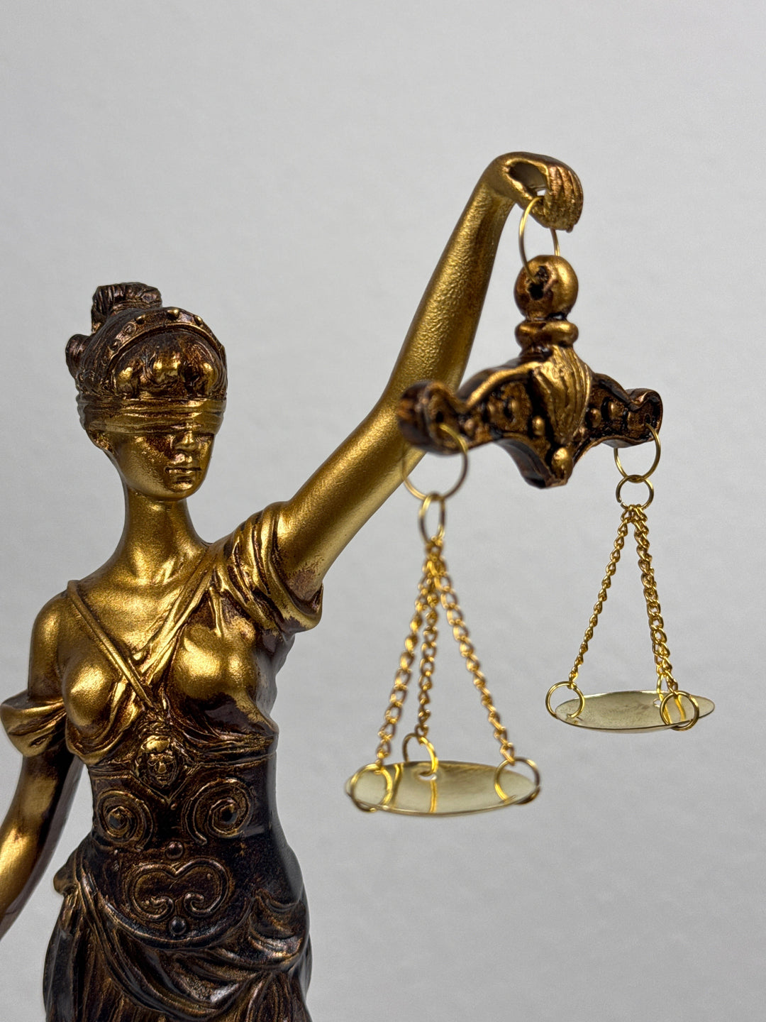 Justitia Szobor – A Törvény és Igazságosság Jelképe (Kicsi, antikolt bronz hatású)