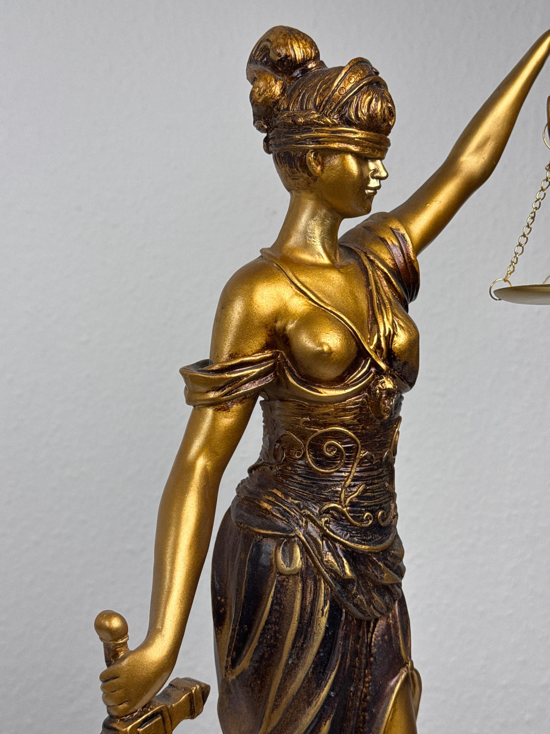 Justitia Szobor – A Törvény és Igazságosság Jelképe (Nagy, antikolt bronz hatású)